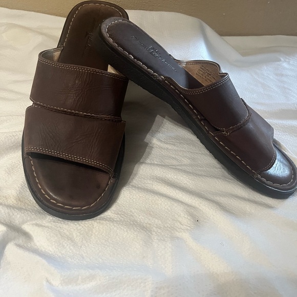 Tommy Bahama Vero Beach Sandals - Picture 1 of 8